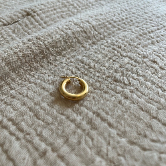 Gold hoop - Picture 3 of 5